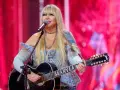 Maryla Rodowicz, ile lat ma ta ikona polskiej sceny, śpiewa z gitarą na koncercie.