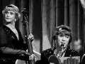Dwie panie w błyszczących sukniach grają na scenie. Jedna na kontrabasie, druga na saksofonie. Pół żartem pół serio, tworzą niezapomniany duet.