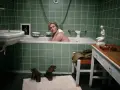 Kobieta w wannie, obok zdjęcie mężczyzny w mundurze. Buty i ubrania na podłodze. Zobacz to lee na własne oczy.