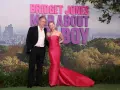 Hugh Grant i Renée Zellweger na premierze "Bridget Jones: Mad About Boy". Gwiazdy prezentują się elegancko na tle londyńskiego krajobrazu i napisu "Bridget Jones".