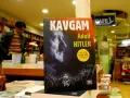 Okładka książki "Kavgam" Adolfa Hitlera, przypominająca okładkę filmu "Mein Kampf".