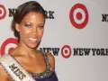 Uśmiechnięta Davina Reeves Ciara, Miss New York, pozuje na tle logo Target.