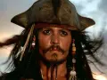 Kapitan Jack Sparrow w swoim charakterystycznym kapeluszu i z koralikami we włosach, gotowy na kolejną morską przygodę.