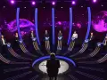 1 z 10. Uczestnicy teleturnieju stoją przy swoich stanowiskach na tle kosmicznej scenografii.