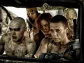 Furiosa i jej towarzysze w drodze gniewu, gotowi na walkę. Mad Max na drodze gniewu.