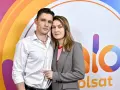 Małgorzata Patryn Gurłacz z partnerem pozują na tle kolorowego logo.