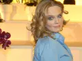 Maria Wiktoria Wałęsa w błękitnej koszuli, z kręconymi blond włosami i niebieskimi oczami, patrzy przez ramię.