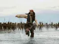 Jack Sparrow ucieka przed armią w wodzie. Czy uda mu się zdobyć skrzynię umarlaka?