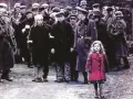 Dziewczynka w czerwonym płaszczu na tle sceny z filmu "Lista Schindlera".