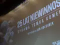 25 lat niewinności" - napis na ekranie kina, obok nazwiska reżysera Jana Holoubka.