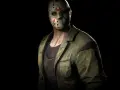 Jason Voorhees w swojej charakterystycznej masce hokejowej i zniszczonej kurtce, gotowy do akcji.
