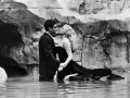 Para całuje się w wodzie, uosabiając la dolce vita.
