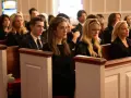 Smutne twarze w kościele. Siedzą w ławkach, pogrążeni w żałobie. Jakby nie ty, to kto by ich pocieszył?