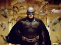 Christian Bale jako Batman, otoczony przez stado nietoperzy. To on wcielił się w mrocznego rycerza w filmie "Mroczny Rycerz".