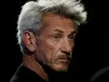 Sean Penn, z siwymi włosami i zmarszczkami, wygląda jakby zastanawiał się, kto jest najlepszym aktorem na świecie.