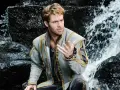 Chris Pine w historycznym stroju, siedzący przy wodospadzie. Jeden z jego filmów, który zapada w pamięć.