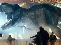 Gigantyczny Tyranozaur Rex z Jurassic World 3 z otwartą paszczą ściga ludzi wśród samochodów.