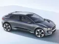 Elegancki, szary Jaguar I-PACE, niczym czarny jaguar gotowy do skoku, prezentuje swoją aerodynamiczną sylwetkę na jasnym tle.