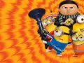 Minionki wejście Gru! Gru trzyma klejnot, a minionki w sportowych strojach pozują z gadżetami.