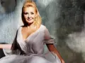 Majka Jeżowska w zwiewnej sukni, jej wiek dodaje jej uroku.