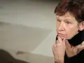 Jadwiga Jankowska Cieślak zamyślona, z dłonią podpartą na brodzie.