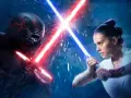 Kylo Ren i Rey, dwójka walczących ze sobą **jedi**, krzyżują miecze świetlne w epickim starciu.