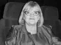 Marzena Kipiel w eleganckiej marynarce, siedząca w kinowym fotelu, emanuje spokojem i pewnością siebie. Jej spojrzenie sugeruje głębokie zanurzenie w sztuce.