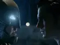 Batman w zbroi i Superman w deszczu, twarz w twarz. Napięcie przed walką Batman vs Superman.