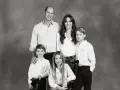 Uśmiechnięci William i Kate z dziećmi, ubranymi na biało, pozują do rodzinnego portretu.