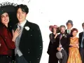 Para cztery wesela i pogrzeb: Hugh Grant i Andie MacDowell w otoczeniu przyjaciół, w tle konfetti.