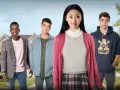 Lara Jean i jej czwórka adoratorów, w tym Peter Kavinsky, w tle przedmieść. Historia dla wszystkich chłopców których kochałam.