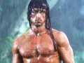 Sylvester Stallone jako Rambo w deszczu. W jakich filmach grał Sylvester Stallone? Wiele ikonicznych ról!