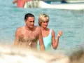 Dodi Al Fayed i księżna Diana w wodzie, w tle łódź.