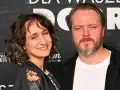 Kamila Kuboth Schuchardt uśmiecha się obok mężczyzny z brodą.