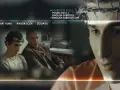 Mężczyzna z koroną cierniową na głowie, jakby wszyscy jesteśmy chrystusami, siedzi obok starszego mężczyzny. Menu filmu wyświetla opcje.
