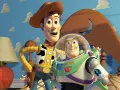 Woody i Buzz Lightyear, bohaterowie bajek z dzieciństwa, pozują na tle niebieskiej ściany z chmurkami.