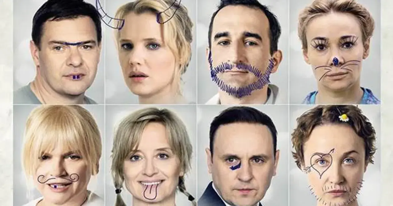 Ośmioro aktorów z narysowanymi wąsami, brodami i innymi zabawnymi detalami na twarzach. Plakat promujący filmy Marka Koterskiego.