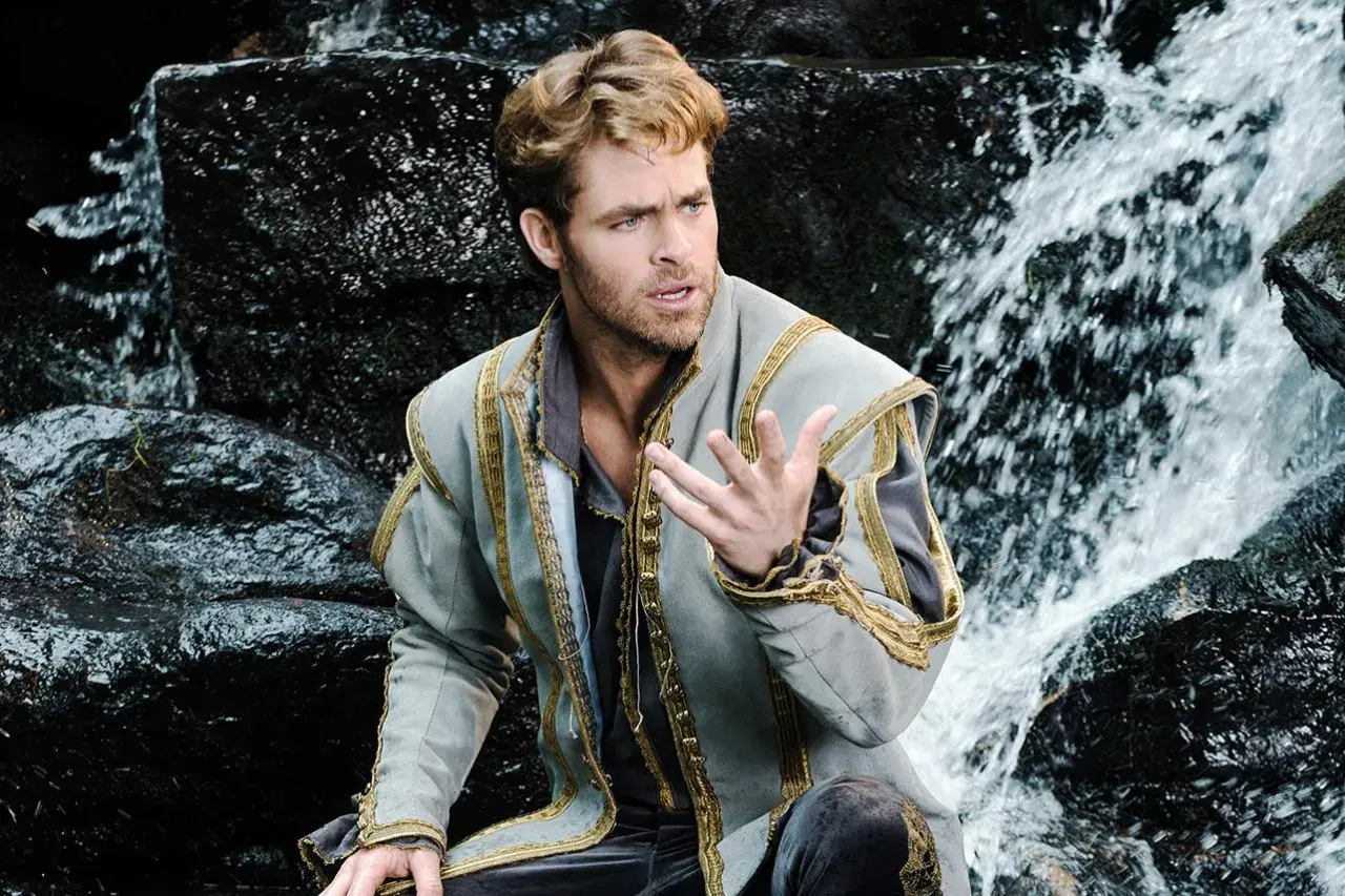 Chris Pine w historycznym stroju, siedzący przy wodospadzie. Jeden z jego filmów, który zapada w pamięć.