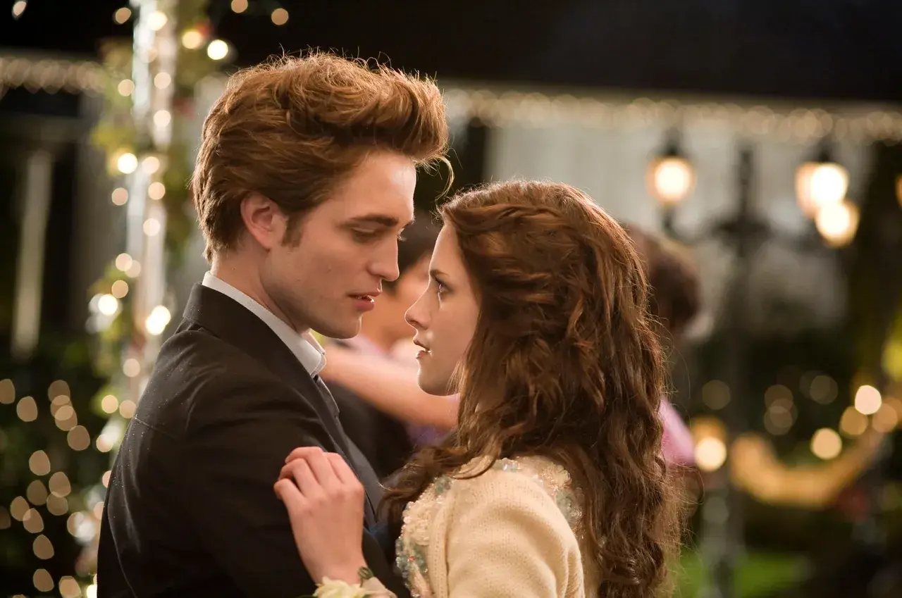 Kristen Stewart w filmach "Zmierzch" tańczy z Edwardem.