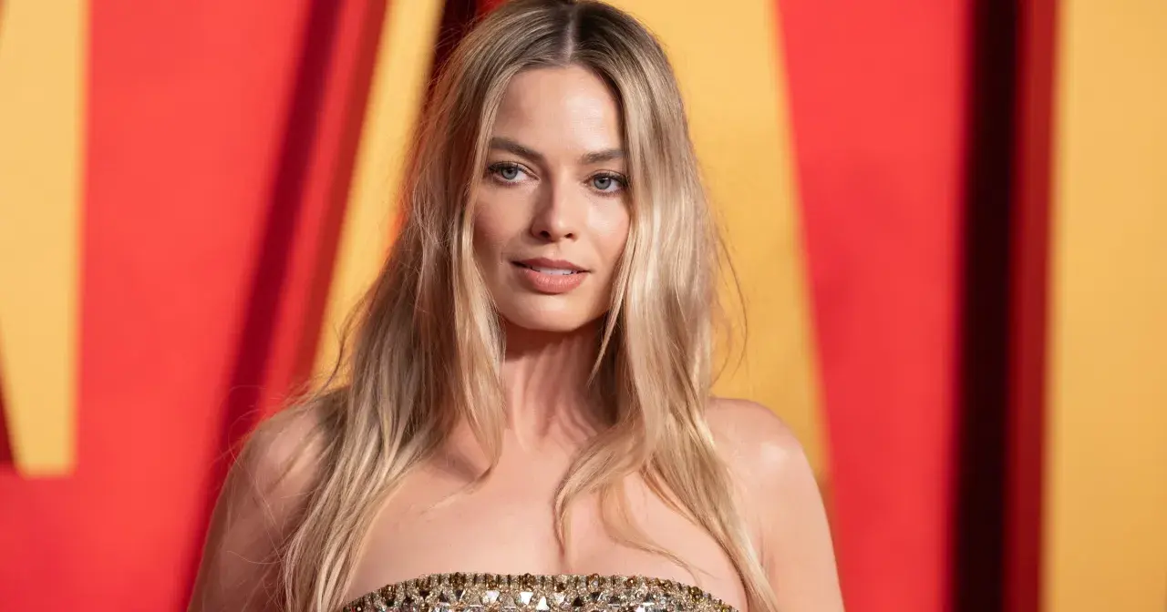 Margot Robbie w olśniewającej kreacji, marząca o swoich przyszłych dzieciach.