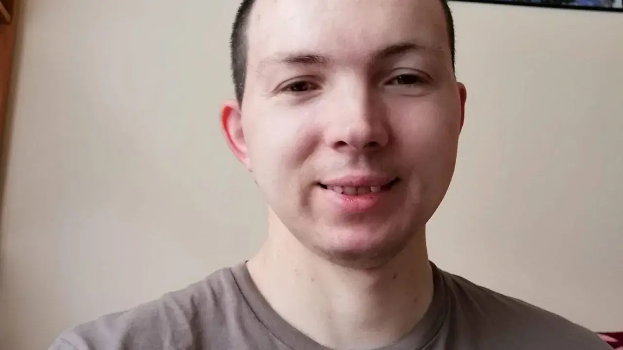 Uśmiechnięty Jaruś, jeden z tych chłopaki do wzięcia, pozuje do selfie.