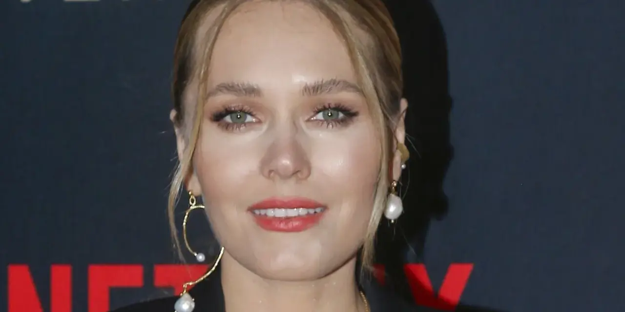Magdalena Lamparska na premierze filmu, zjawiskowa aktorka znana z wielu polskich produkcji.