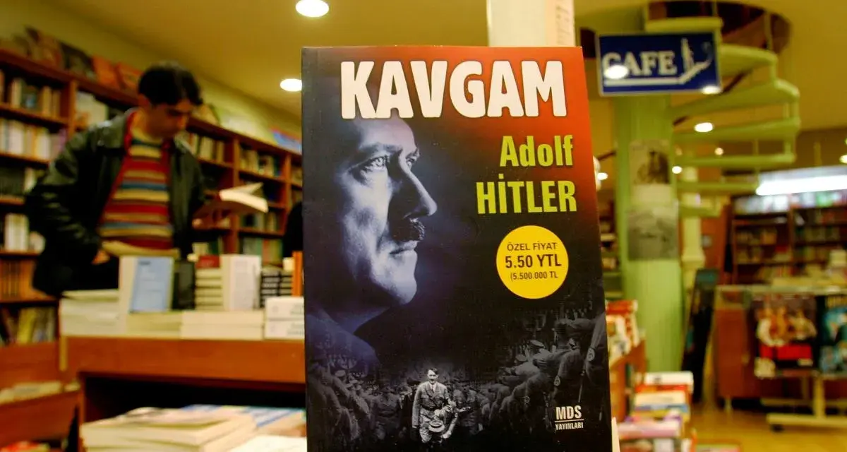 Okładka książki "Kavgam" Adolfa Hitlera, przypominająca okładkę filmu "Mein Kampf".