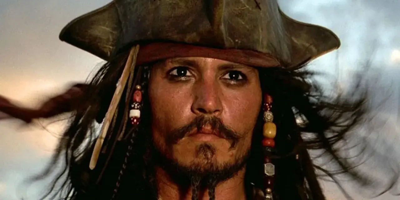 Kapitan Jack Sparrow w swoim charakterystycznym kapeluszu i z koralikami we włosach, gotowy na kolejną morską przygodę.