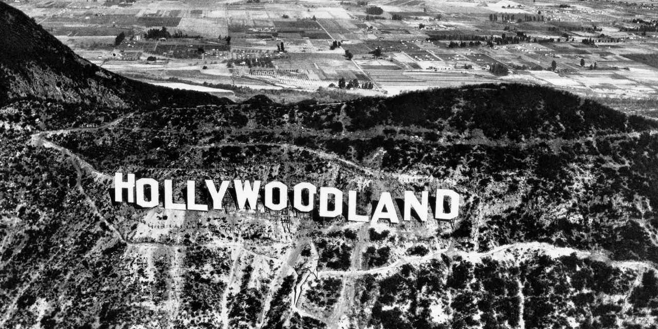 Widok na napis "HOLLYWOODLAND" na wzgórzu, świadectwo początków Hollywood.