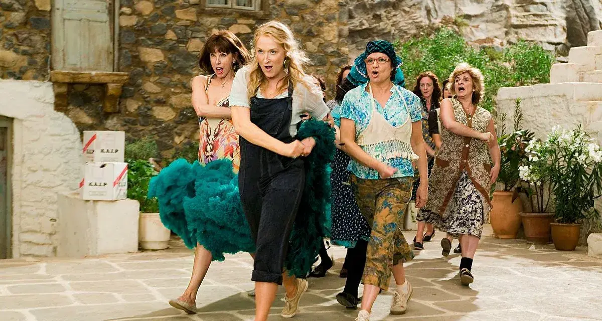 Meryl Streep jako Donna w filmie Mamma Mia! tańczy z przyjaciółkami.
