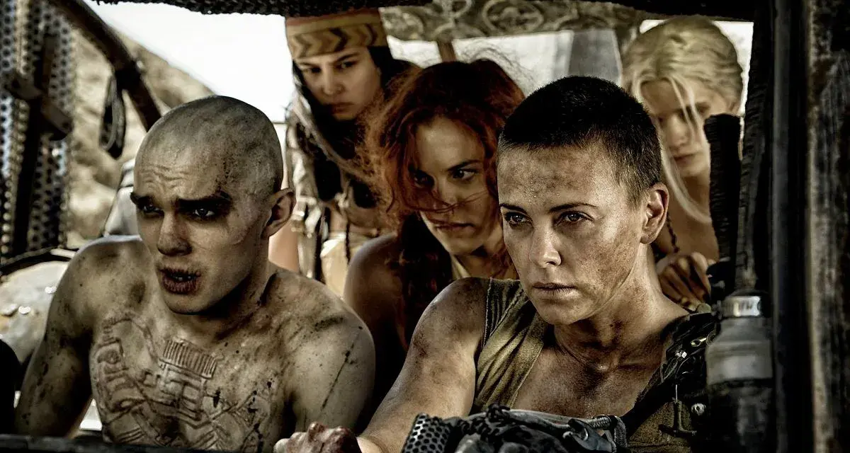 Furiosa i jej towarzysze w drodze gniewu, gotowi na walkę. Mad Max na drodze gniewu.