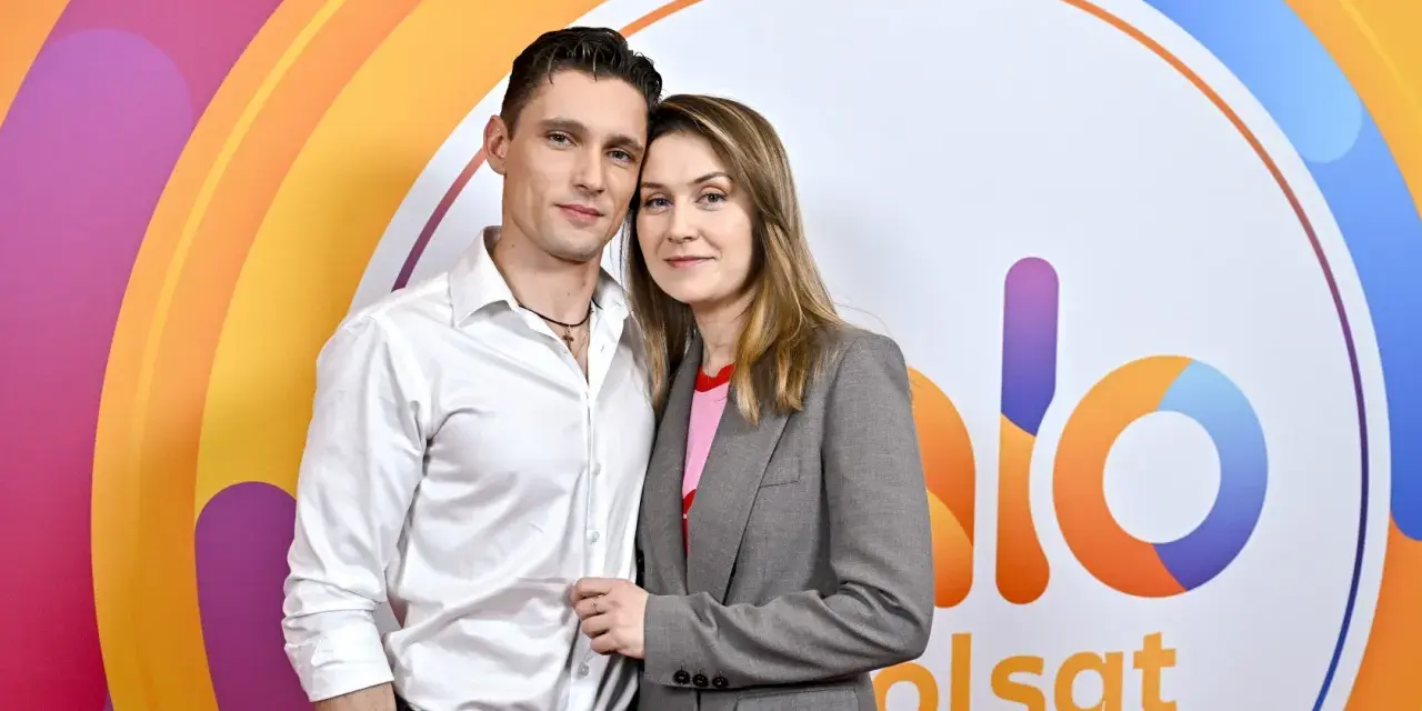 Małgorzata Patryn Gurłacz z partnerem pozują na tle kolorowego logo.