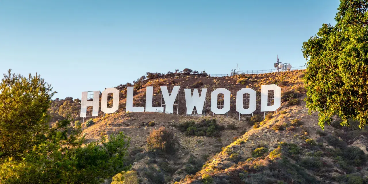 Słynny napis HOLLYWOOD na wzgórzu. To symbol marzeń, sławy i tego, co to znaczy Hollywood – miejsca, gdzie rodzą się historie.