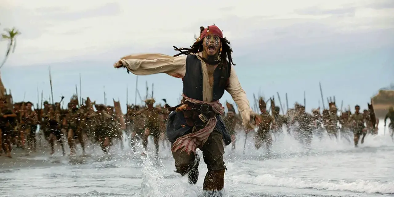 Jack Sparrow ucieka przed armią w wodzie. Czy uda mu się zdobyć skrzynię umarlaka?
